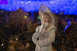 bielorrusia, el ciudad de gomil, diciembre 10, 2019. el fiesta de Encendiendo el Navidad árbol. hermosa ruso nieve doncella. foto