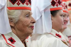 bielorrusia, el ciudad de gomil, noviembre 12, 2018. casa de jubilados antiguo eslavo mujer canta canciones bielorruso mujer en nacional sombreros. foto