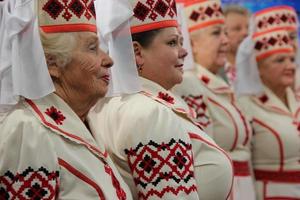 bielorrusia, el ciudad de gomil, noviembre 12, 2018. casa de jubilados antiguo eslavo mujer canta canciones bielorruso mujer en nacional sombreros. foto