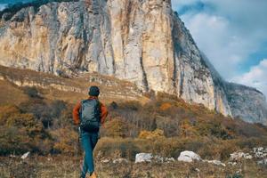 mujer caminante montañas rocoso Roca viaje paisaje foto