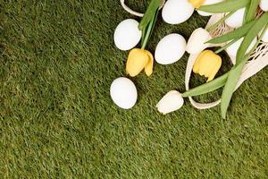 easter eggs bouquet flowers holiday decoration green background tradition photo