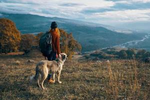 alegre mujer turista siguiente a perro y caminar amistad viaje foto