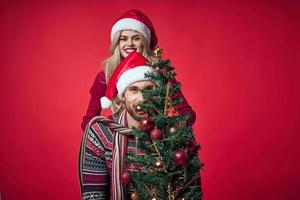 joven casado Pareja Navidad árbol juguetes fiesta alegría rojo antecedentes foto