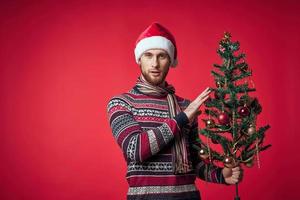 hermoso hombre en nuevo años ropa decoración Navidad aislado antecedentes foto