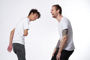 dos alegre amigos en blanco camisetas alegría positivo ligero antecedentes foto