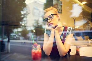 bonito mujer con corto pelo en un restaurante cóctel vacaciones foto