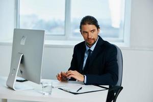 masculino gerente trabajo en frente de un computadora documentos estilo de vida foto