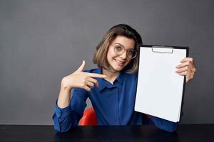 mujer con lentes sentado a el mesa documentos recortado ver Copiar espacio foto