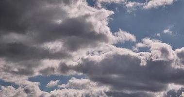 4k lapso de tiempo iridiscente diferente capas de nubes en azul cielo con destello desde Dom rayos video