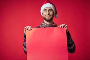 hermoso hombre en nuevo años ropa publicidad Copiar espacio rojo antecedentes foto