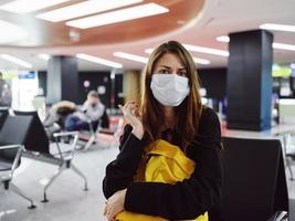 mujer vistiendo médico máscara disgustado facial expresión aeropuerto equipaje pasajero foto