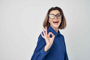 elegante mujer con lentes en azul camisa Moda ligero antecedentes foto