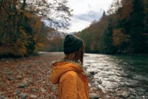 mujer al aire libre otoño bosque montañas río viaje foto