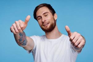 alegre hombre en un blanco camiseta gesticulando con su manos Moda moderno estilo foto