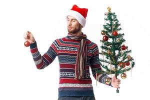 alegre hombre en nuevo años ropa decoración Navidad estudio posando foto