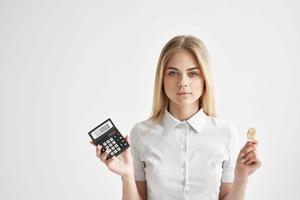 mujer de negocios calculadora en mano y bitcoin ligero antecedentes foto