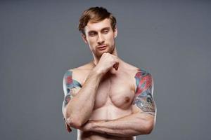 tatuado hombre lleno torso carrocero aptitud atleta desnudo foto