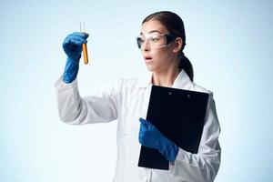 mujer científicos laboratorio análisis diagnósticos foto