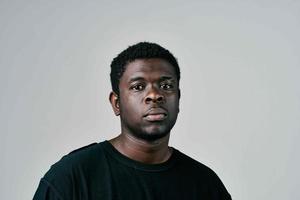 africano hombre en negro camiseta Moda estudio posando de cerca foto