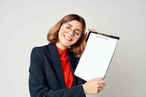 mujer en traje documentos trabajo gerente en oficina foto