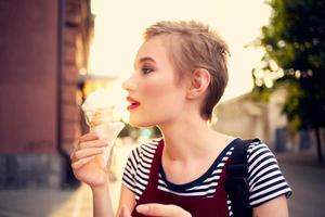 mujer al aire libre en verano comiendo hielo crema vacaciones foto