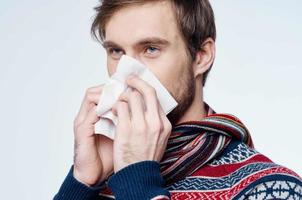 frío hombre suéter salud problemas pañuelo gripe infección estudio foto