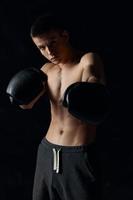 fisicoculturistas boxeo guantes en negro antecedentes y gris pantalones atleta foto