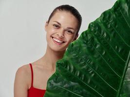 alegre mujer limpiar piel cosmetología la risa emociones verde palma hoja foto