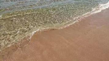 cerca arriba de calma olas salpicaduras en el playa en el bahía de antiguo sozopol video