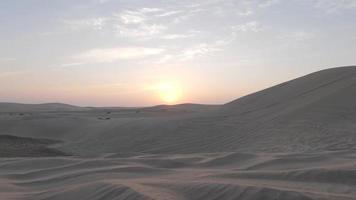 le coucher du soleil plus de le sable dunes dans le désert de Qatar video
