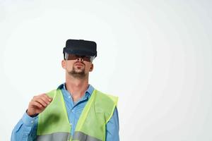 construcción trabajador en trabajando formar planos virtual realidad lentes construcción foto