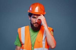 barbado hombre naranja casco construcción profesional difícil trabajo foto