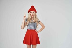 hermosa mujer en un a rayas camiseta rojo sombrero posando estudio foto