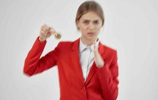 mujer de negocios rojo chaqueta virtual dinero economía aislado antecedentes foto
