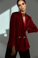 bonito mujer en rojo chaqueta de sport Moda atractivo Mira estudio foto