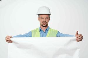 hombre en blanco casco ingeniero trabajando profesión foto