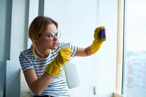 mujer limpia el habitación interior representación servicios detergente trabajo estilo de vida foto