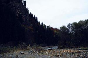 montañas río paisaje otoño viaje belleza Fresco aire foto