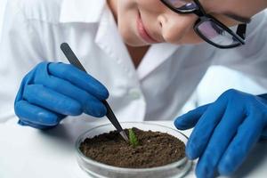 mujer científico biólogo laboratorio investigación plantas foto