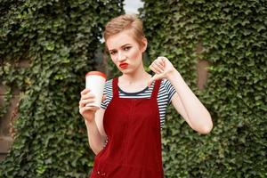 linda corto peludo mujer taza de café al aire libre divertido foto