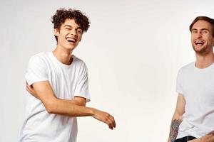 dos amigos en blanco camisetas juntos estilo de vida emociones divertido foto