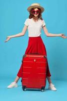 mujer turista rojo maleta vacaciones divertido Gafas de sol viaje foto