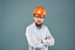 hombre en naranja difícil sombrero camisa recortado ver azul antecedentes construcción trabajo foto