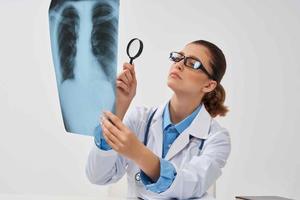 médico con rayos X en manos hospital salud investigación foto