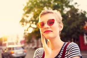 alegre mujer en Gafas de sol al aire libre verano caminar Moda foto