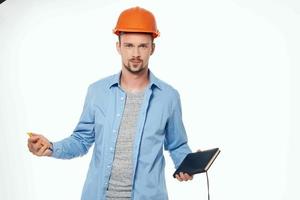 hombre en construcción uniforme profesional trabajo ligero antecedentes foto