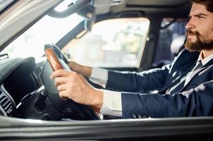 barbado hombre conducción un coche viaje lujo estilo de vida éxito Servicio Rico foto