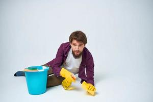 limpiador en el piso con un azul Cubeta deberes estilo de vida profesional foto