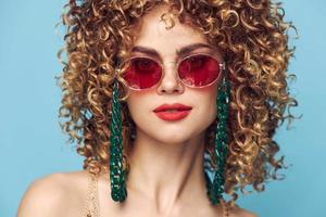 hermosa mujer pelo decoración de cerca Gafas de sol foto