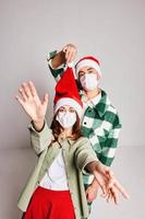 linda joven Pareja invierno Navidad médico mascaras celebrar nuevo año juntos foto